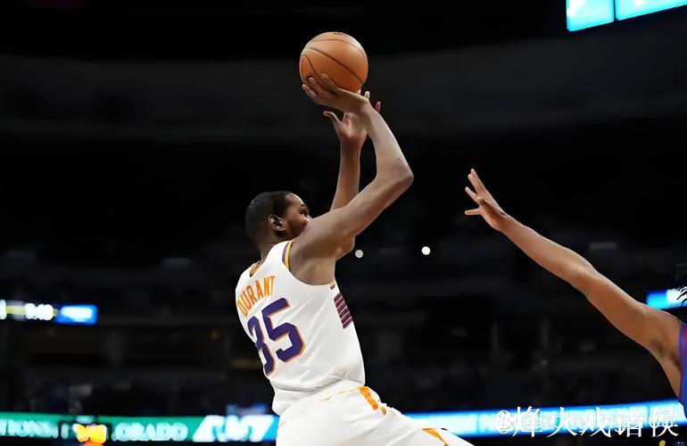 杜兰特运球急停命中中投，火箭回敬14-7攻势扳平比分